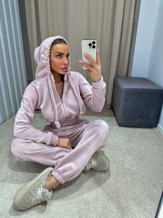 Теплий жіночий костюм