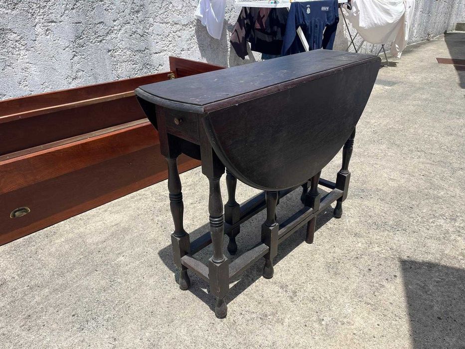 Mesa antiga em madeira maciça com abas rebatíveis