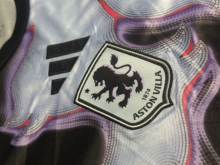 Camisola pre matchs Aston Villa 2026/27