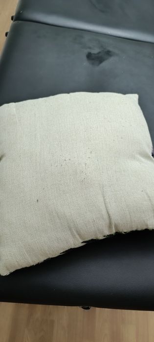 Almofada decorativa, usada. Não tem fecho de abertura