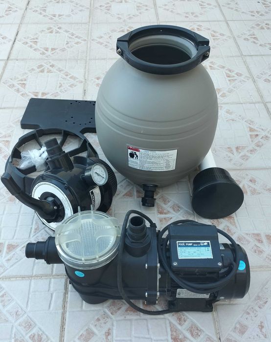 Motor piscina + Cobertura oval 710x475, tudo em bom estado.