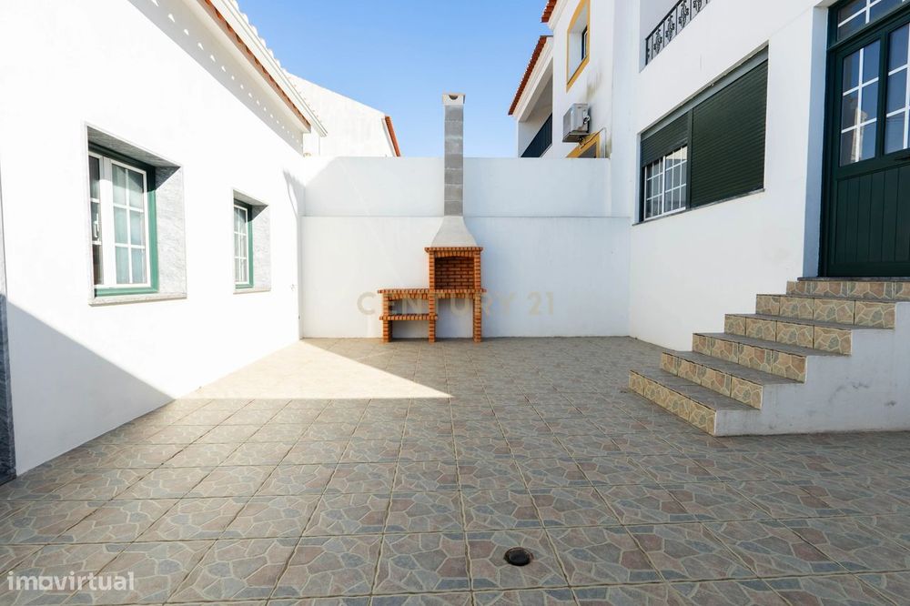 Moradia T4 Mobilada e Equipada com Garagem e Anexo no Bairro do Altinh