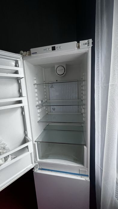 Встроенный холодильник