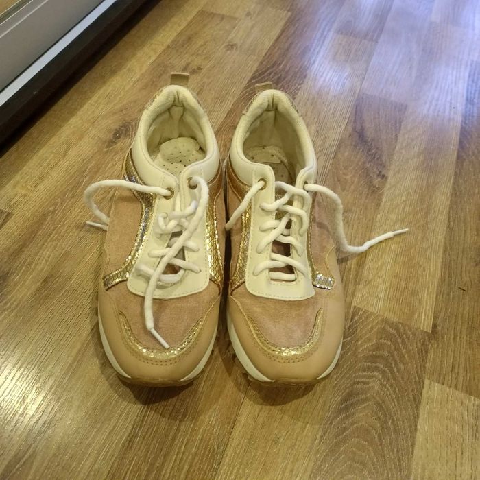 Кросівки жіночі в