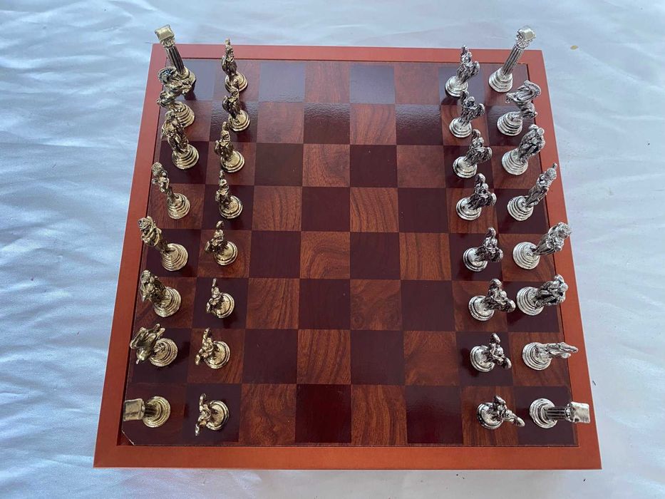 Tabuleiro de xadrez - Jogo vintage de tropas gregas feito em bronze