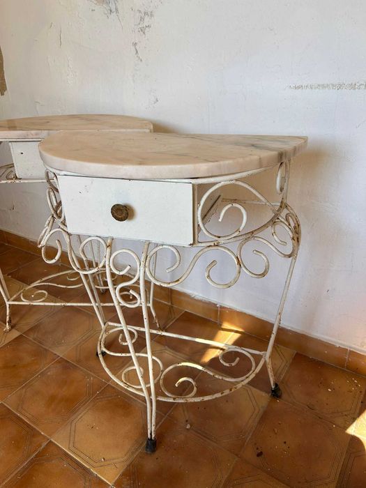 Mesa cabeceira em ferro