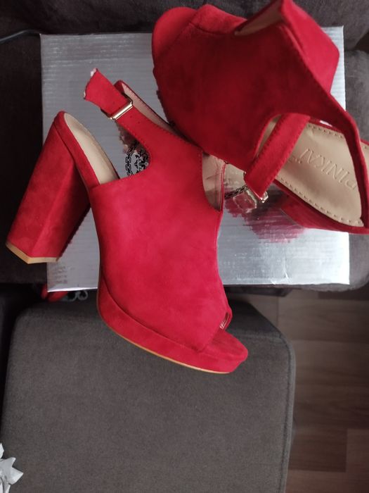 Czerwone buty, obcas