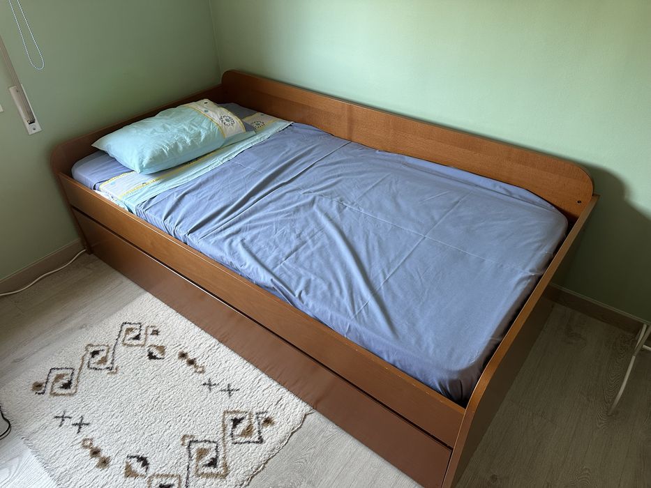 Cama dupla de madeira (2 colchões incluídos)