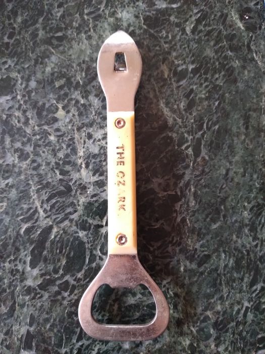 Stary otwieracz do butelek