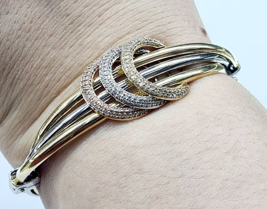 В продаже золотые браслеты-скобы