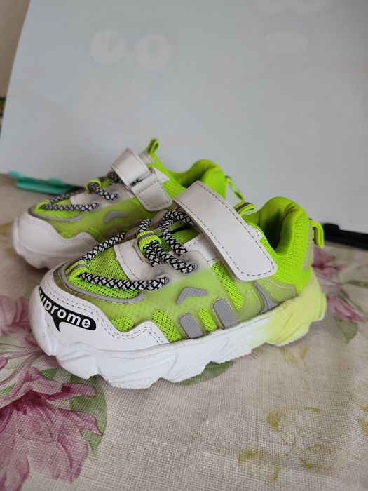 Кросівки яскраві