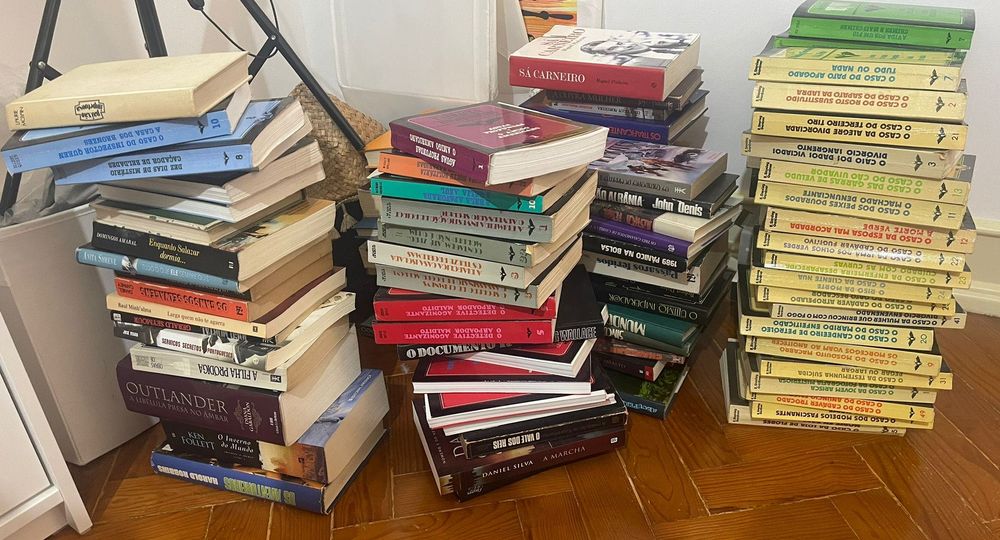 Vendo conjunto de livros de vários autores
