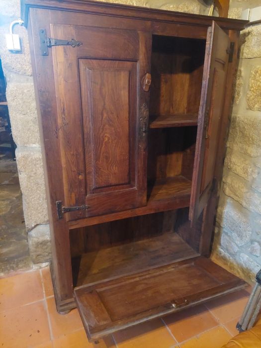 Armário louceiro em madeira maciça