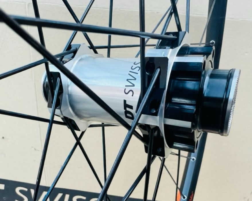 Piasta Przednia DT SWISS sztywna oś 15x110 ROCK SHOX RS1 PREDICTIVE 28H Maszynowe Łożyska Tarcza 6 śrub Straight Pull PRO