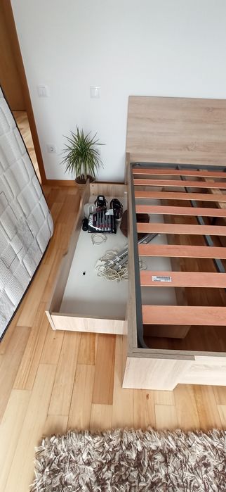 Cama como  nova,com estrato incluido , duas gavetas grandes