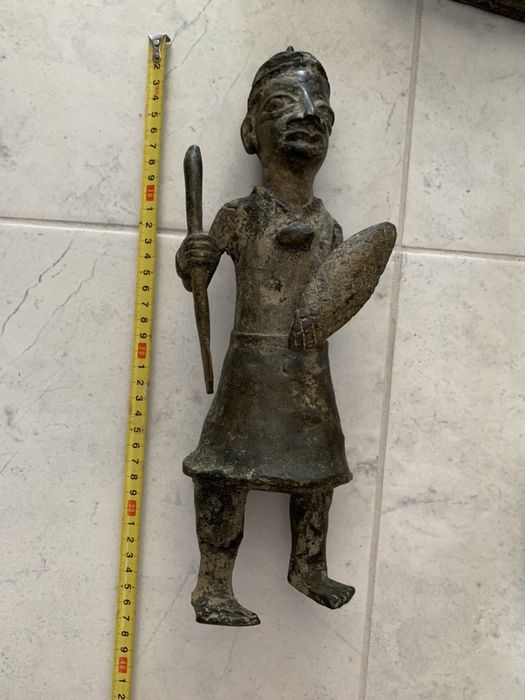 Старинная африканская статуэтка. Металическая.