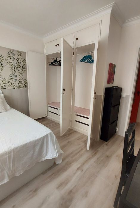 Alugo quarto.Ambiente calmo e acolhedor. À 5' da estação e 8' da praia. Casa tranquila com casa de banho partilhada com 1 pessoa. Despesas incluídas.