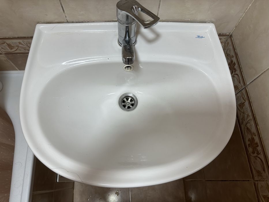 Раковина з підставкою у вану