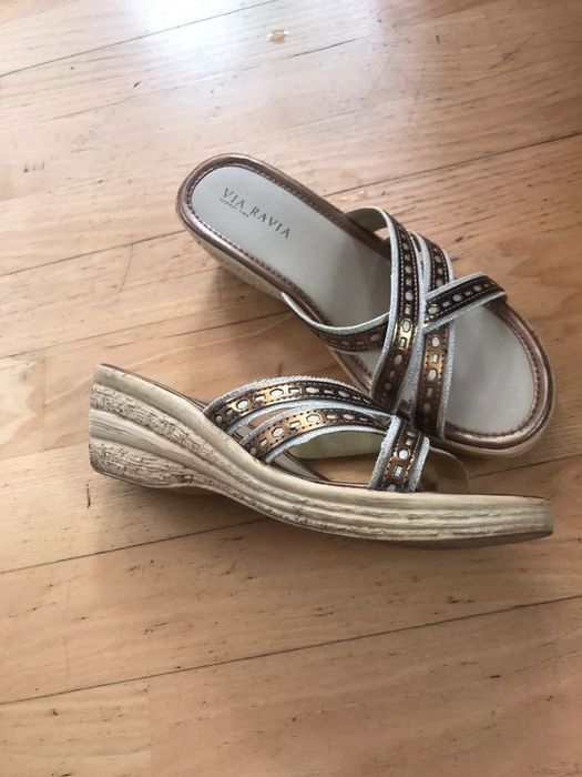 Klapki na niskim koturnie 38