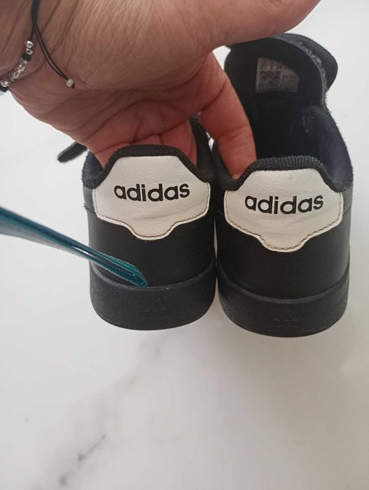 Adidas dziecięce sneakersy r. 34 – czarne z białymi paskami
