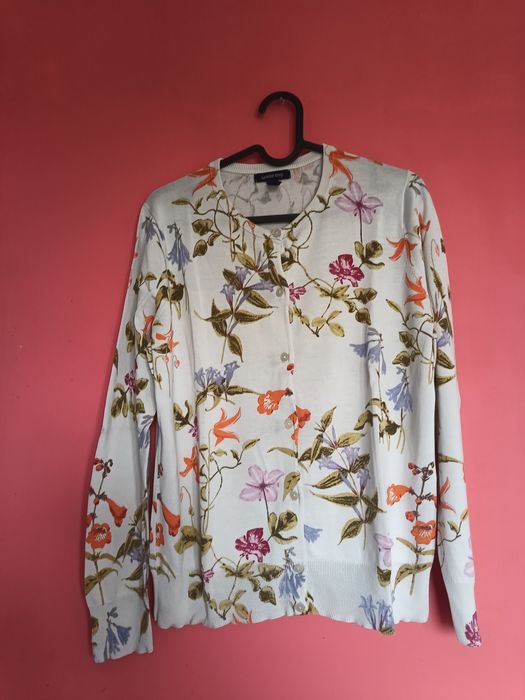 Sweter biały w kwiaty