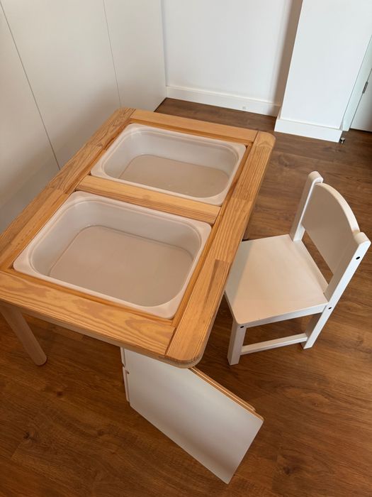 Mesa com arrumação e cadeira para criança
