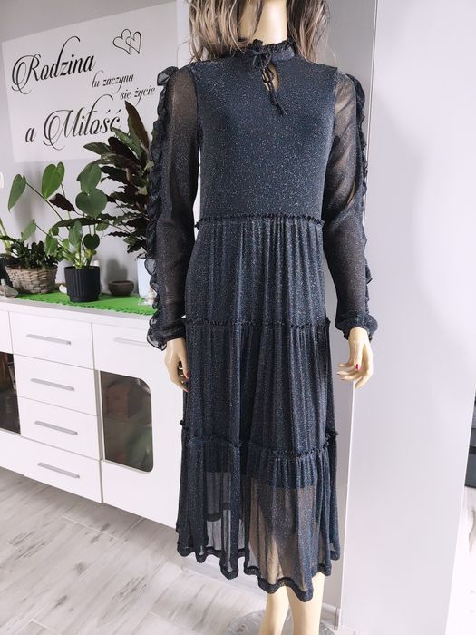 Sukienka midi z połyskiem i falbanami elegancja 34 36