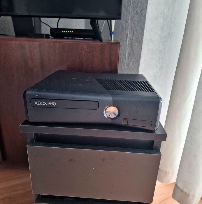 Xbox 360 , kable, pad bezprzewodowy, 3 gry.