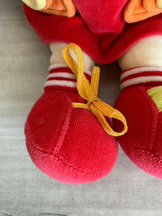Boneco Rapariga que favorece a destreza manual da criança