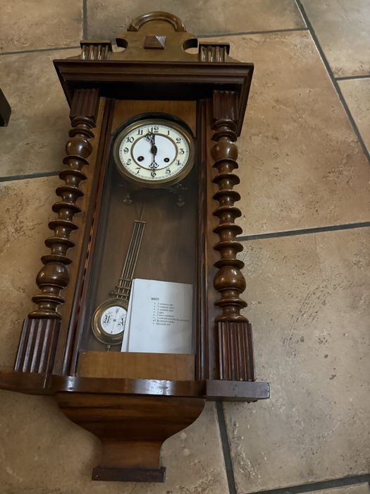 Stylowy zegat ścienny nakręcany