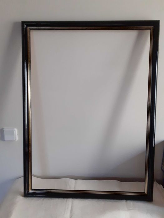 Moldura preta de madeira c/ 3 linhas de friso dourado