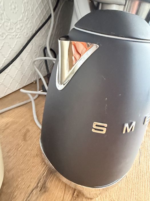 Czarny matowy czajnik Smeg