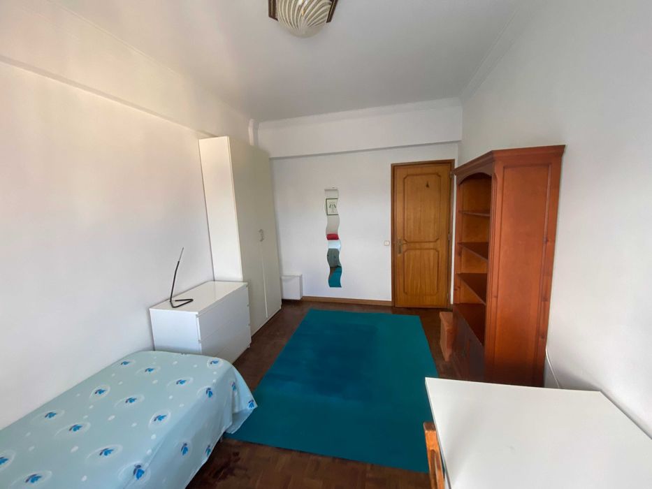 Alugo quarto individual mobilado junto ao Colombo