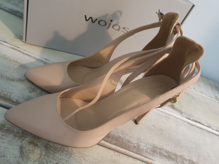 Beżowe czółenka Wojas, zapinane w kostce