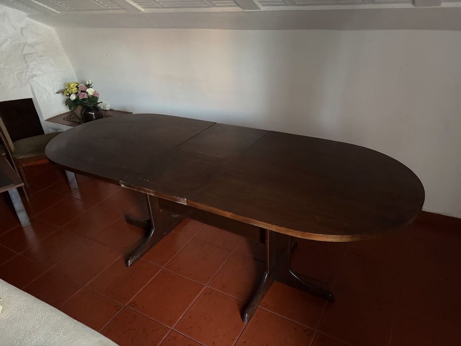 Mesa de jantar de madeira com 6 cadeiras