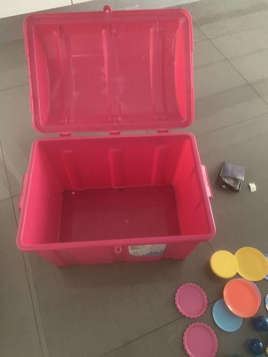 Cozinha de brincar e baú de menina