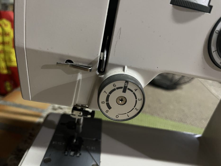 Maquina de costura a funcionar na perfeicao