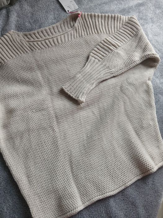 Beżowy sweter M/L kształt nietoperz