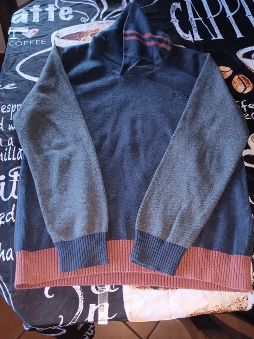 Camisola Hugo Boss 
12 anos
Usada mas estimada
