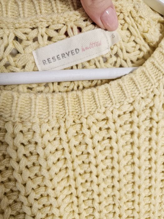 Pastelowy żółty sweter Reserved