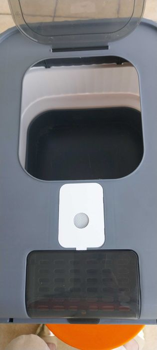 Caixa de areia para gatos.
