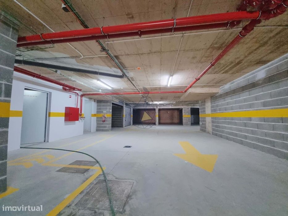 Garagens Box à Venda em Portimão — de 16 m² a 28 m², entre a estação d