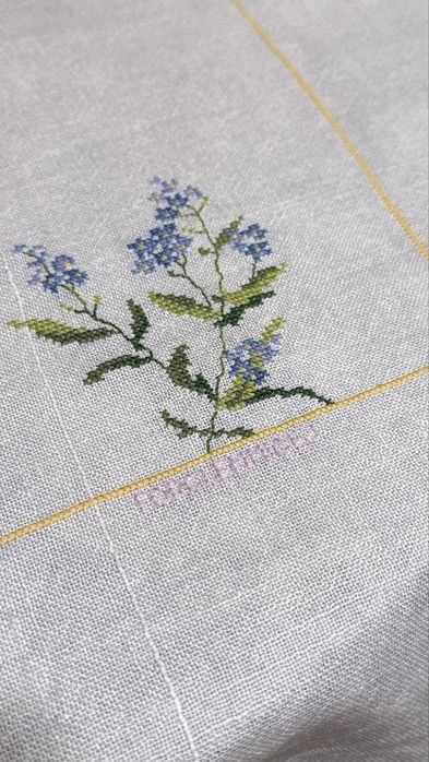 Obrus lniany z haftem krzyżykowym, kwiatowy wzór,  rękodzieło