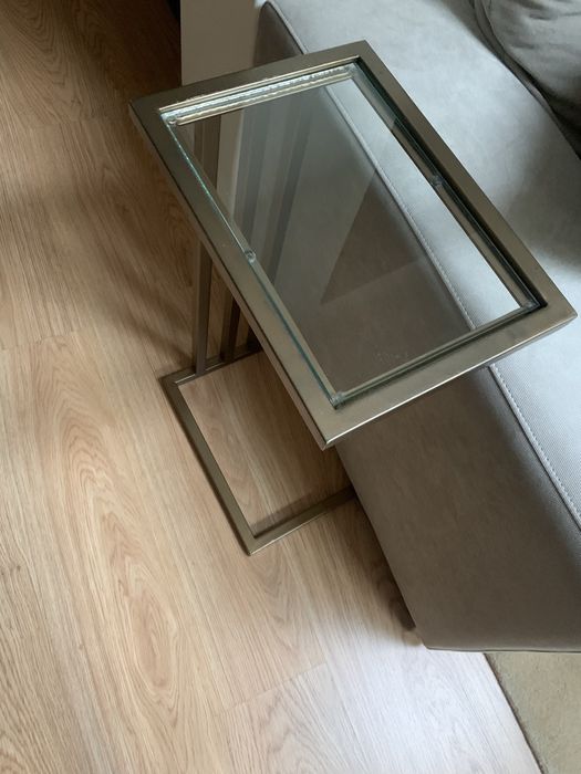 Duas mesas de apoio de sofá