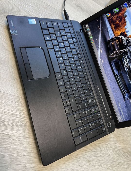 Надежный Ноутбук Toshiba 4 ядра, Новый SSD