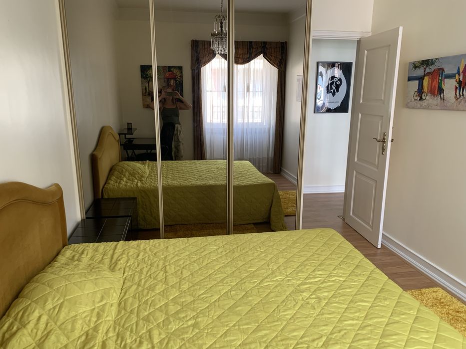 Quarto com varanda em Alvalade-Av. da Igreja