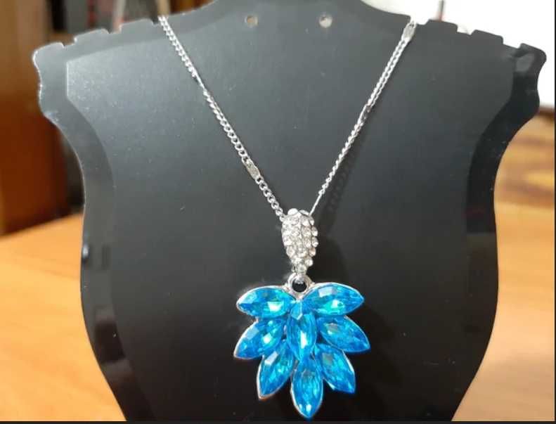 Fio com Pingente de Cristal Azul e Branco Novo
