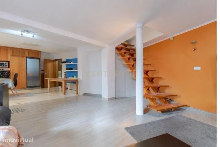 Moradia T4 Renovada com Vista Campo, perto da praia, na Sobreda, Almad