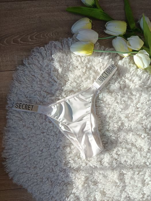 majtki Victoria Secret M z ozdobnymi paskami