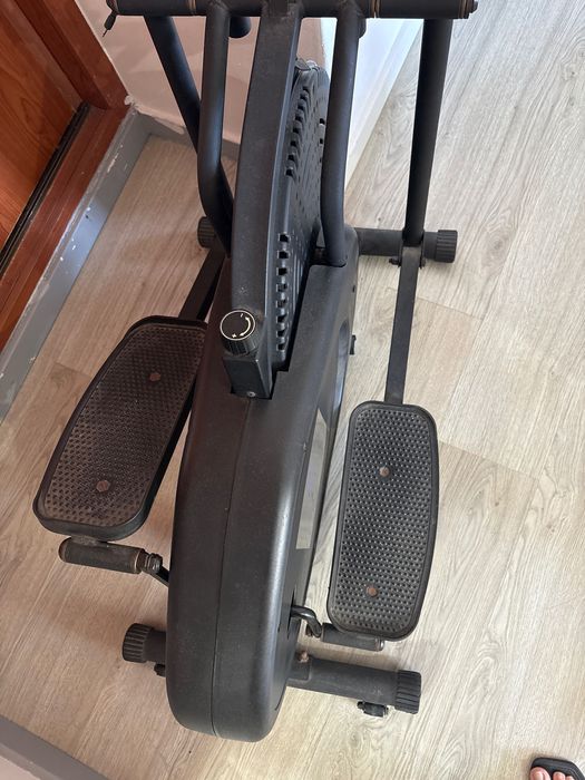 Elíptico ou elíptica é uma máquina de exercícios usada para simular caminhadas, corridas